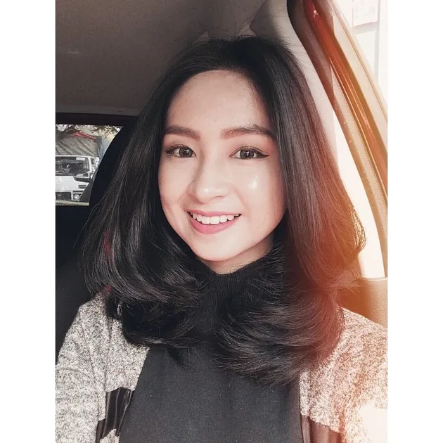 Cantik Dan Bohay Inilah Wajah Pengisi Suara Let S Get Rich Ya Wanita Cantik Yang Suaranya Sering Terdengar Ketika Kamu Bermain Let S Get Kapanlagi Com