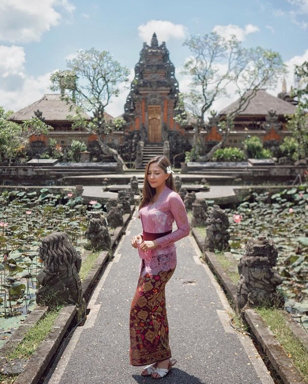 Beautiful and Enchanting, Here are 9 Portraits of Celebrities in Balinese Traditional Costumes