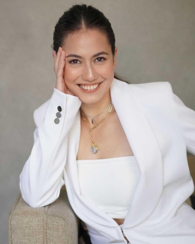 Beautiful and Charming, Take a Look at 7 Portraits of Pevita Pearce's Semi-Formal All-White Appearance