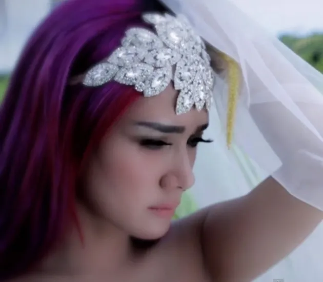 Cantik Dengan Baju Pengantin, Mulan Jameela Nangis Dalam ...