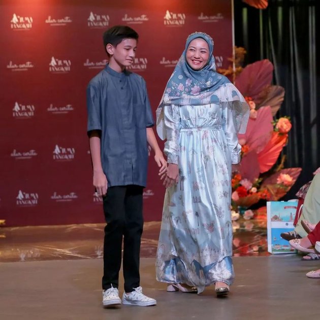 Beautiful Manglingi, 10 Photos of Hesti Purwadinata's Fashion Show with Her Handsome Son - Similar to Desy Ratnasari?