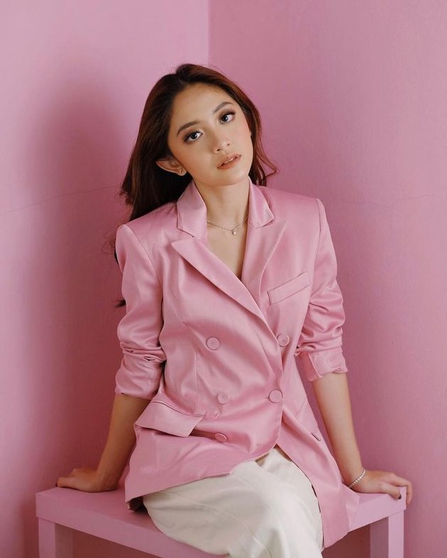 Beautiful and Sweet Like Barbie, Here's a Series of Photos of Natalie Zenn, the Star of the Soap Opera 'NALURI HATI', Wearing Pink Outfit!