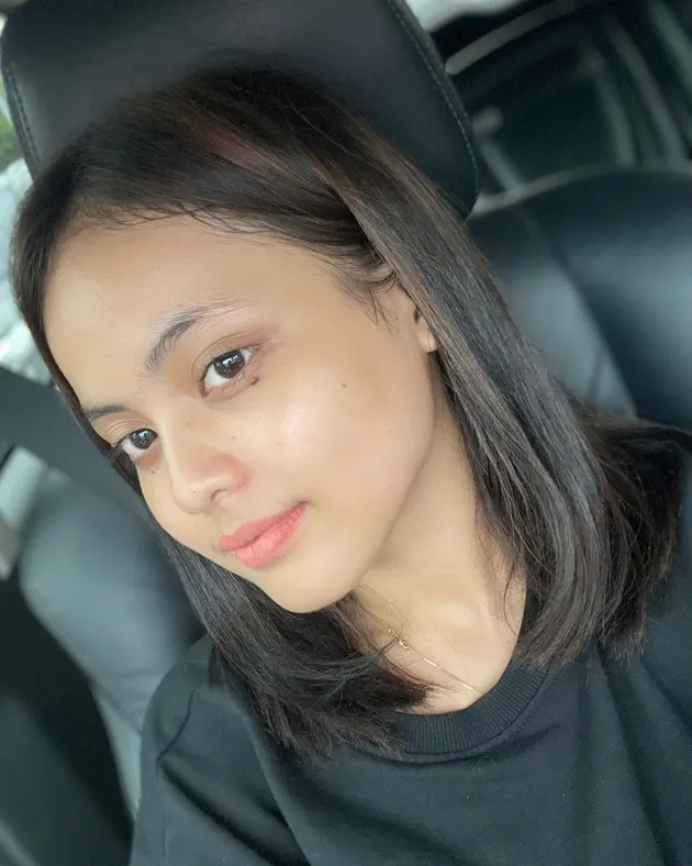 Putri Isnari Cantik Natural makeup tipis