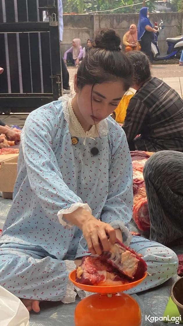 Potret Dewi Perssik Saat Potong dan Timbang Daging Kurban