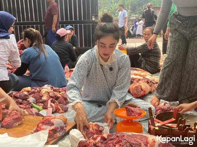 Potret Dewi Perssik Saat Potong dan Timbang Daging Kurban