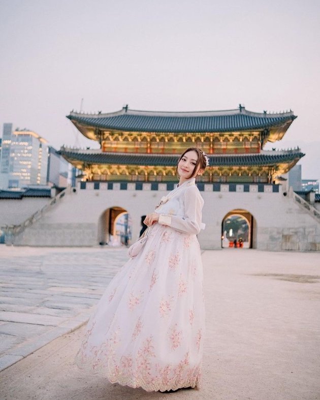 Beautiful in Hanbok, 10 Photos of Natasha Wilona's Vacation in Seoul with Her Mother - Wished to Find a Korean Partner