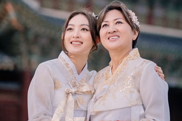 Beautiful in Hanbok, 10 Photos of Natasha Wilona's Vacation in Seoul with Her Mother - Wished to Find a Korean Partner