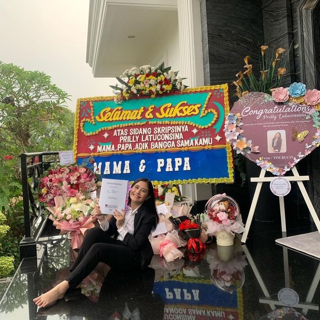 Beautiful and Achieving, 10 Happy Photos of Prilly Latuconsina Celebrating Graduation - Flood of Congratulations and Gifts