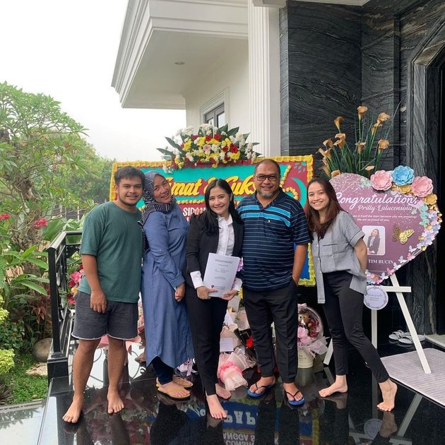 Beautiful and Achieving, 10 Happy Photos of Prilly Latuconsina Celebrating Graduation - Flood of Congratulations and Gifts