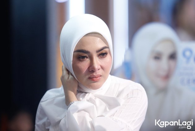 Beautiful in All White, 8 Unfiltered and Unedited Photos of Syahrini's Natural Face - Proof that Incess is Just Like Us?