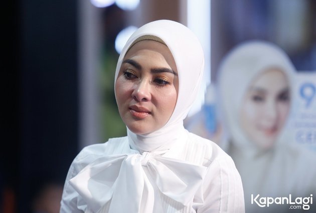 Beautiful in All White, 8 Unfiltered and Unedited Photos of Syahrini's Natural Face - Proof that Incess is Just Like Us?