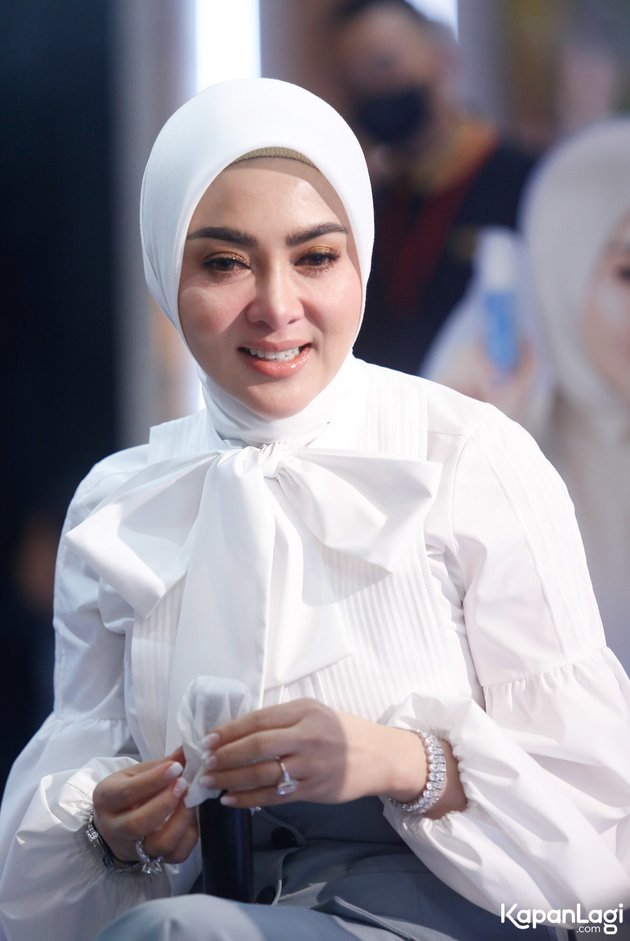 Beautiful in All White, 8 Unfiltered and Unedited Photos of Syahrini's Natural Face - Proof that Incess is Just Like Us?