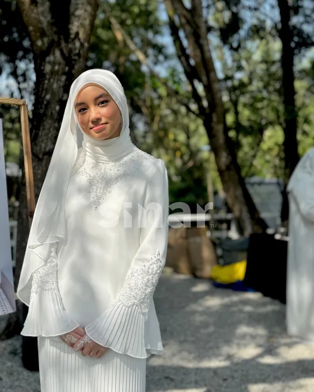 Engku Aleesya pakai baju kurung putih