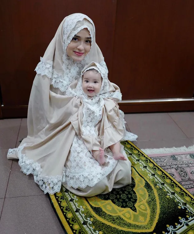 CANTIKNYA ANAK YASMINE WILDBLOOD, PAKAI MUKENA - KOSTUM 