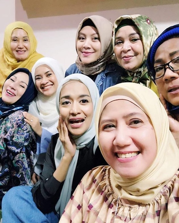 Timeless Beauty, 9 Fun Photos of Old-School Dangdut Singers Reunion at Evie Tamala's House - Ikke Nurjanah Steals the Spotlight