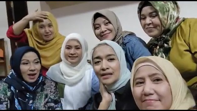 Timeless Beauty, 9 Fun Photos of Old-School Dangdut Singers Reunion at Evie Tamala's House - Ikke Nurjanah Steals the Spotlight