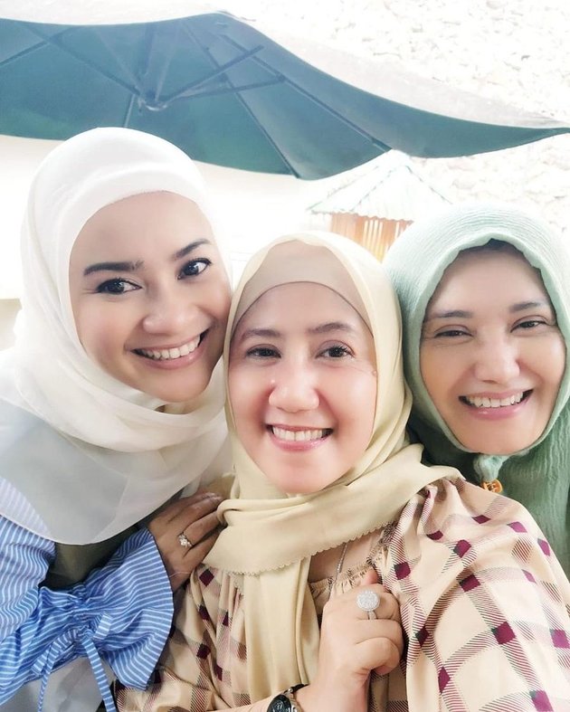 Timeless Beauty, 9 Fun Photos of Old-School Dangdut Singers Reunion at Evie Tamala's House - Ikke Nurjanah Steals the Spotlight