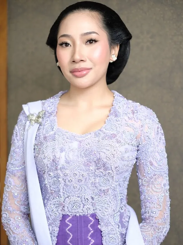 Aya Hutami pakai kebaya