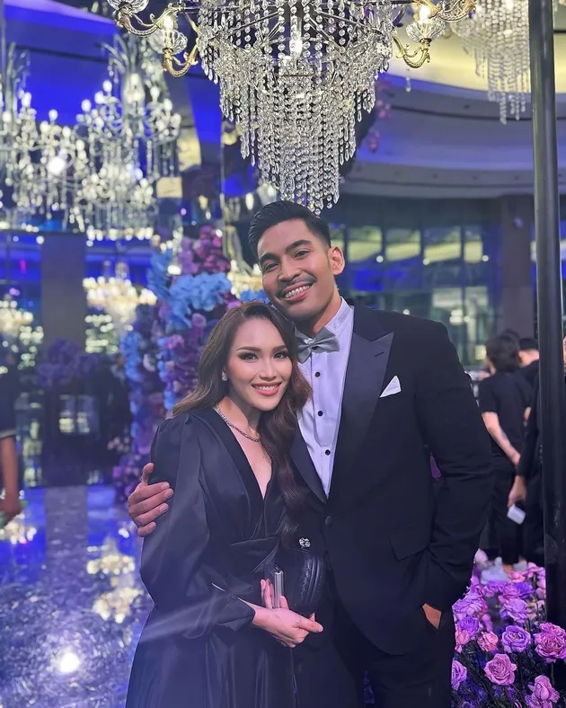 Ayu Ting Ting di Resepsi Kevin Sanjaya - Valencia Tanoe