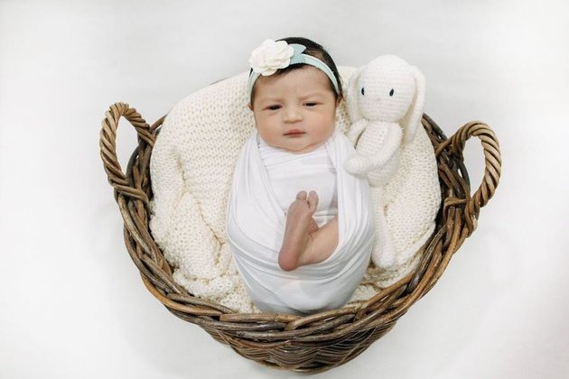 So Beautiful Even as a Baby, Check Out 7 Portraits of Newborn Photoshot Baby Guzelim, Ali Syakieb and Margin Wieheerm's 2-Month-Old Child