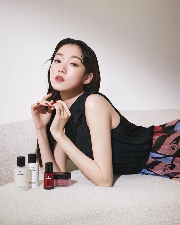 Lee Sung Kyung's Beauty in the Latest Photoshoot for Chanel, Showing Long Legs and Smooth Back