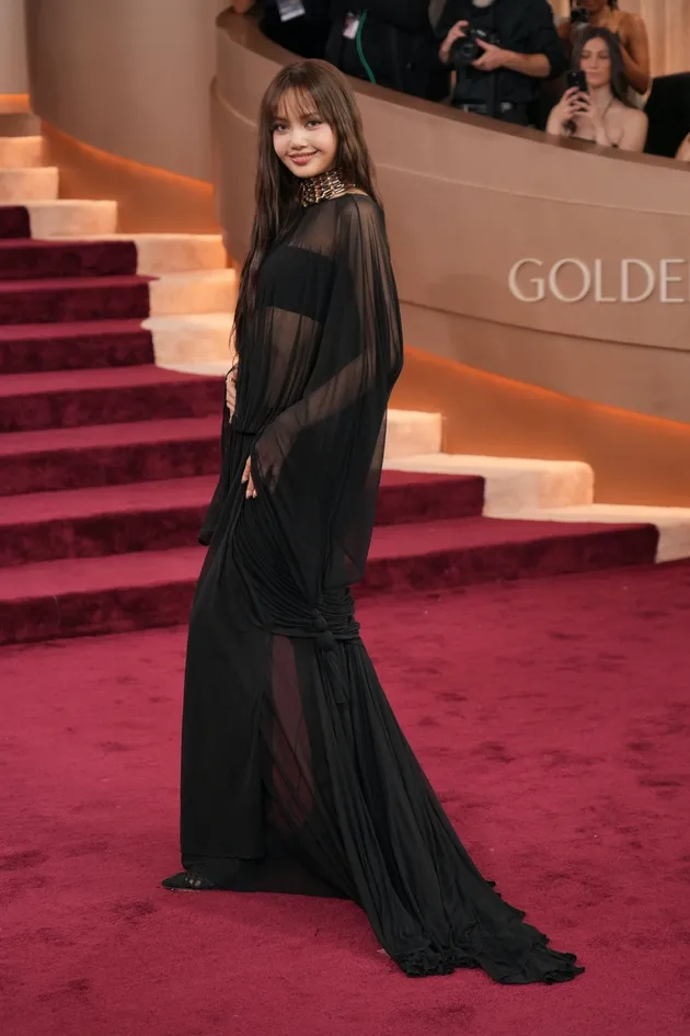 Lisa BLACKPINK Berpose di Red Carpet