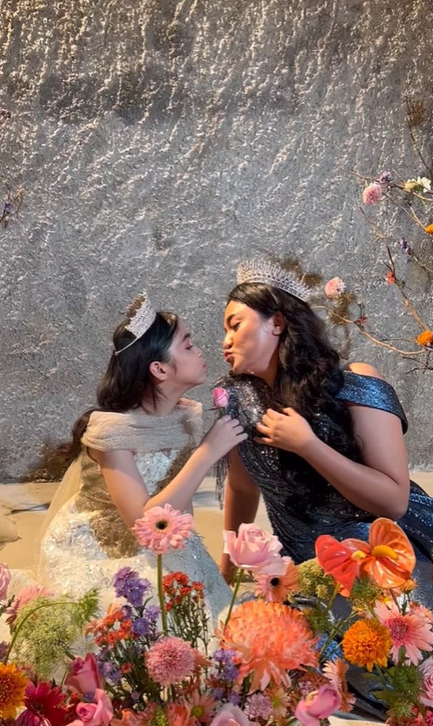 The Beauty of Marshanda and Sienna Kasyafani in the Latest Photoshoot, Matching Princess Dresses and Tiara
