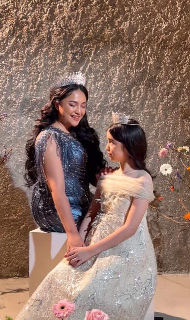 The Beauty of Marshanda and Sienna Kasyafani in the Latest Photoshoot, Matching Princess Dresses and Tiara