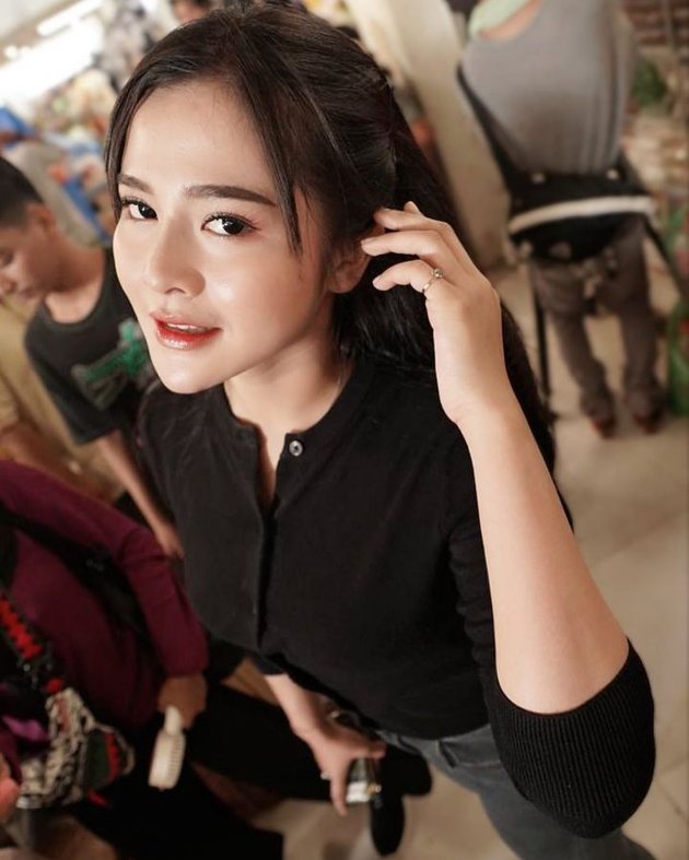 Bella Bonita sempat jadi model video klip lagu 'Los Dol' karya Denny Caknan yang viral tahun 2020 silam. Kala itu Bella berakting dengan Dodit Mulyanto dan Denny Caknan sendiri. 