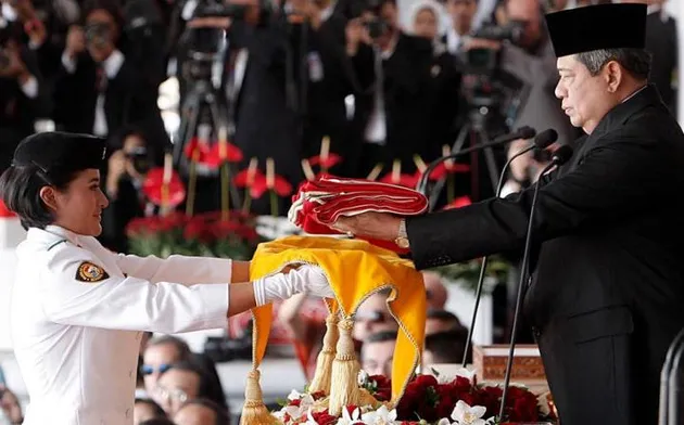 Pembawa Baki Upacara Negara