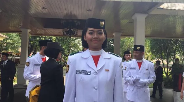 Pembawa Baki Upacara Negara