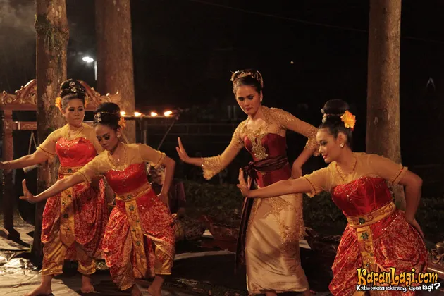 CANTIKNYA SENK LOTTA DALAM BALUTAN KOSTUM PENARI JAIPONG 