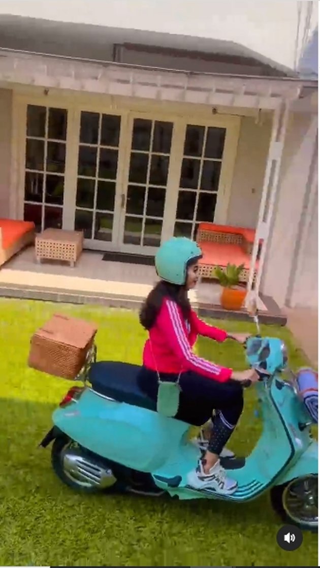 Beauty that Never Fades, Portrait of Diah Permatasari Riding an Automatic Vespa - Like a Teenager and Even Cooler