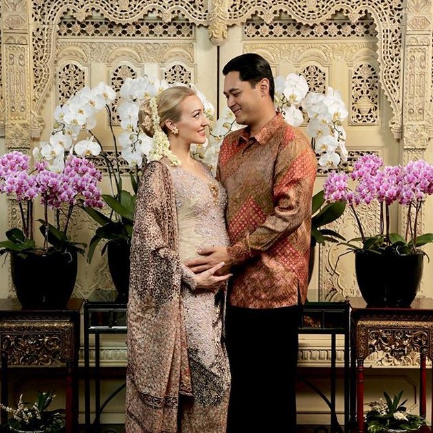 The Beauty of Varsha Strauss, Panji Trihatmodjo's Wife, When Wearing Kebaya, the Foreigner who Loves Batik