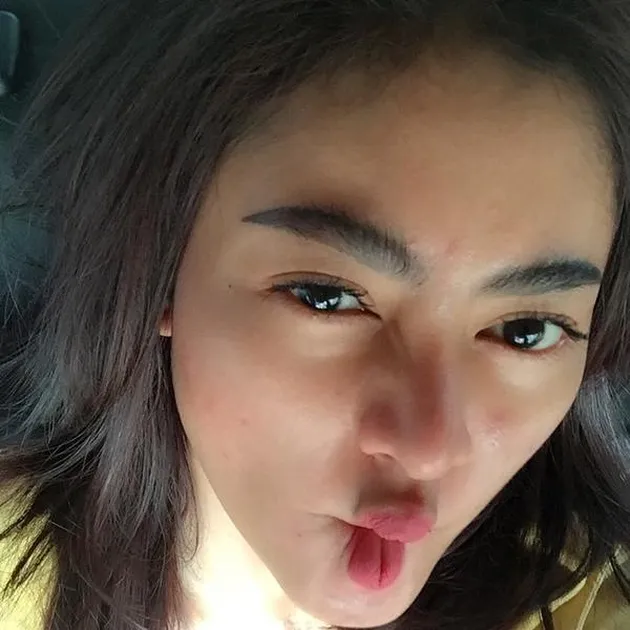 Foto Seksi Vitalia Sesha, Istri Charly
