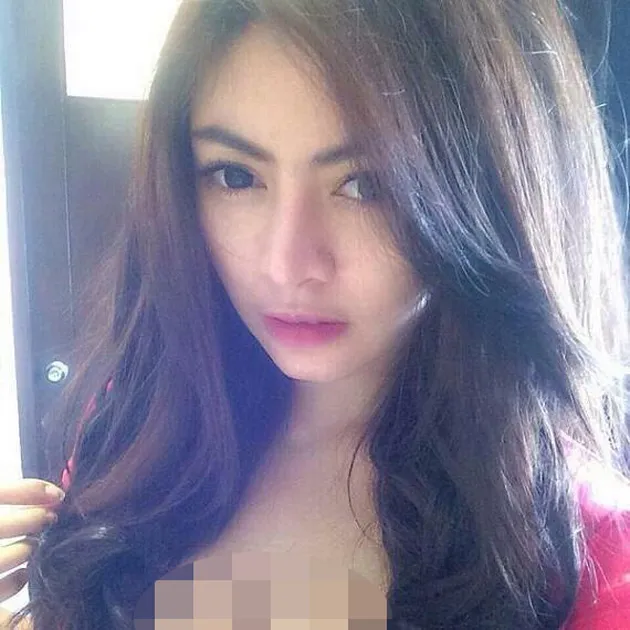 Foto Seksi Vitalia Sesha, Istri Charly