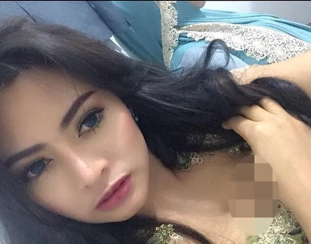 Foto Seksi Vitalia Sesha, Istri Charly