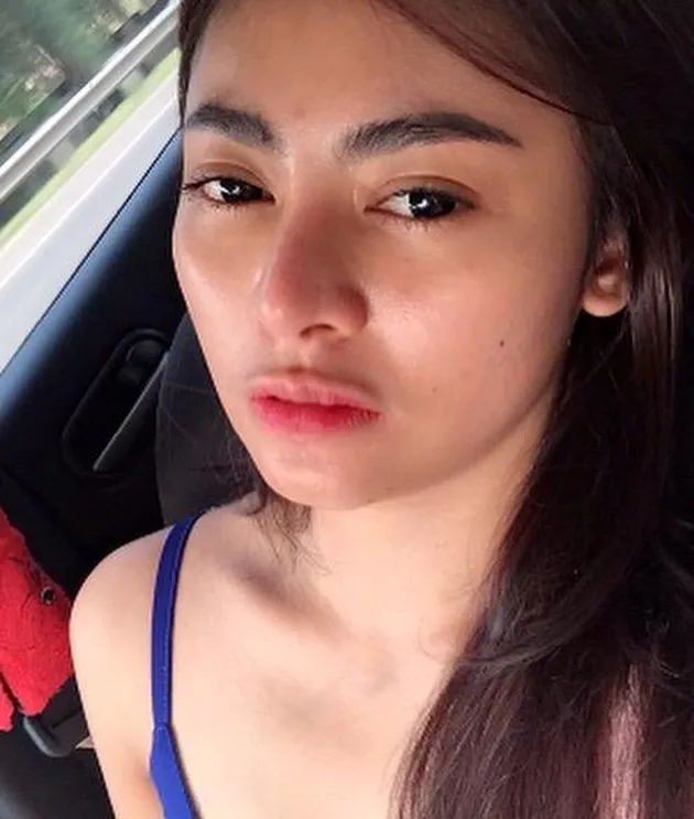 Foto Seksi Vitalia Sesha, Istri Charly