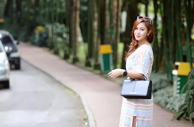 CANTIKNYA YULIDA, PRAMUGARI ASLI INDONESIA ISTRI RAVI 