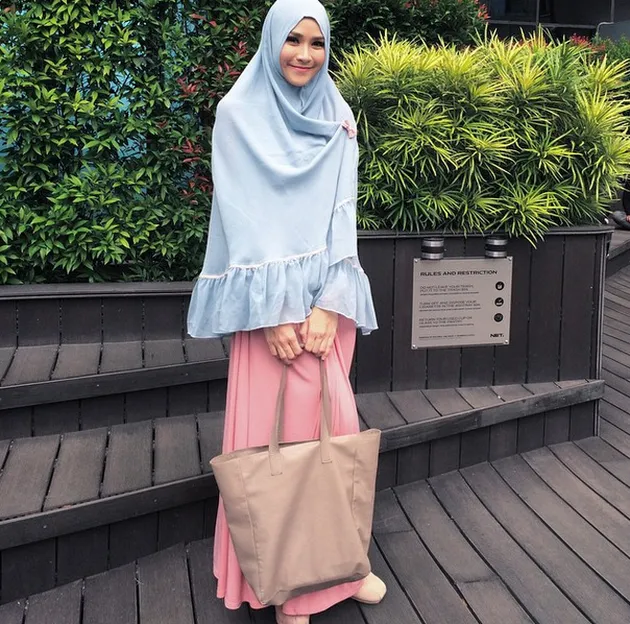CANTIKNYA ZASKIA MECCA DENGAN KOLEKSI HIJAB SUPER 