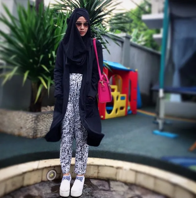 CANTIKNYA ZASKIA MECCA DENGAN KOLEKSI HIJAB SUPER 