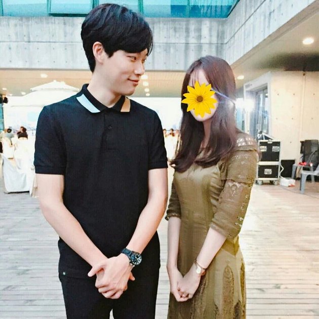 Ryu Jun Yeol's Way of Taking Photos with Fans Makes Hearts Flutter