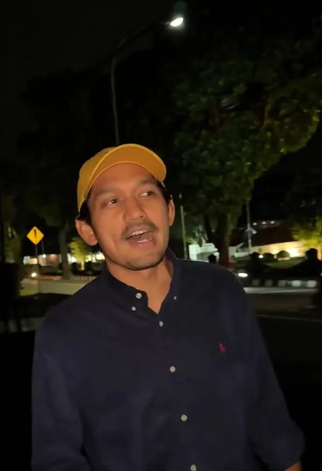  Ibnu Jamil Tampil Gagah Paka Topi