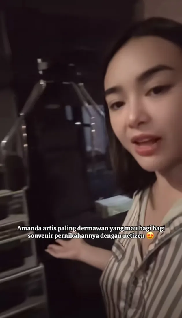 Amanda Manopo tunjukkan hadiah Giveaway Souvenir Pernikahan 