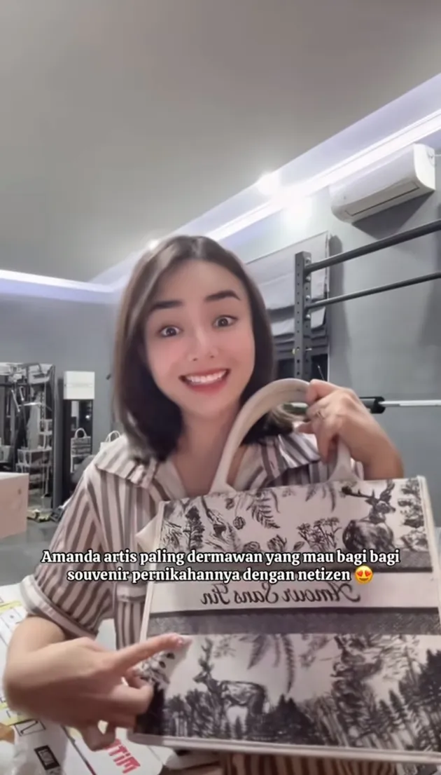 Amanda Manopo unboxing goodie bag sovenir pernikahan