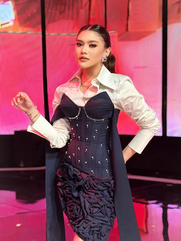 Sridevi gaun berkelas