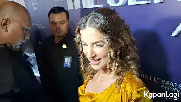 Tasya Farasya Senyum di Depan Wartawan