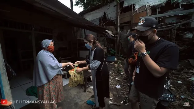 ashanty bagi-bagi sembako, berita ashanty, ashanty anang hermansyah