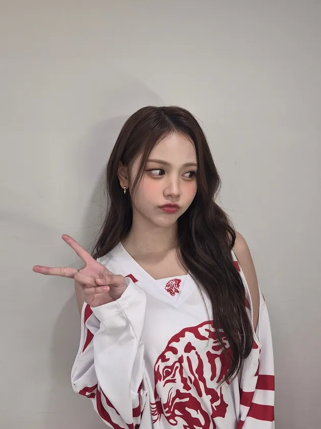 Carmen Hearts2Hearts V Sign