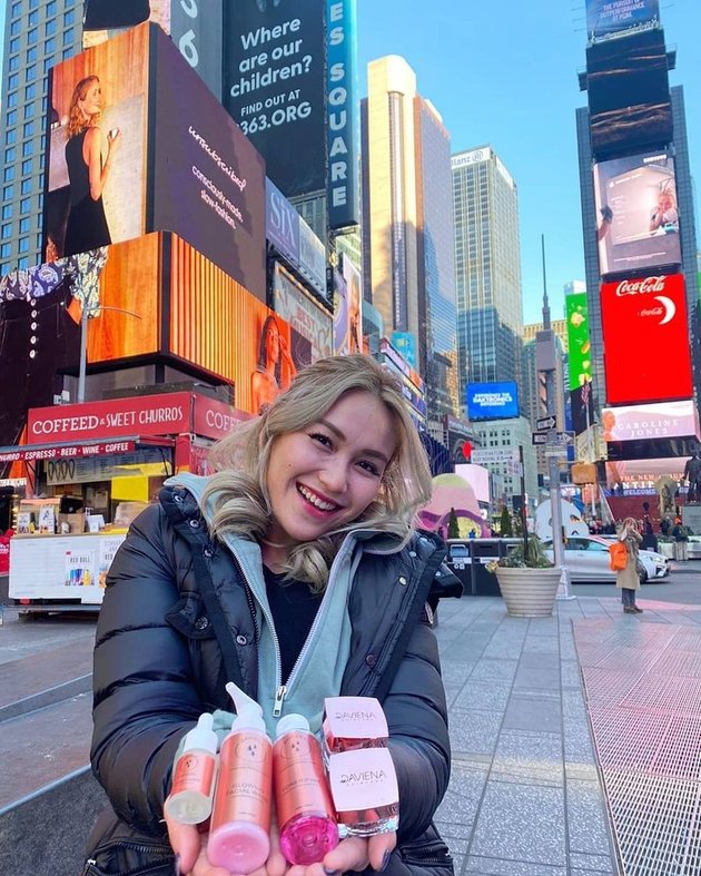 CBL 'Very Beautiful', Check Out 9 Photos of Ayu Ting Ting Showing Off Her Blonde Hair - Stunning Moment in Hollywood